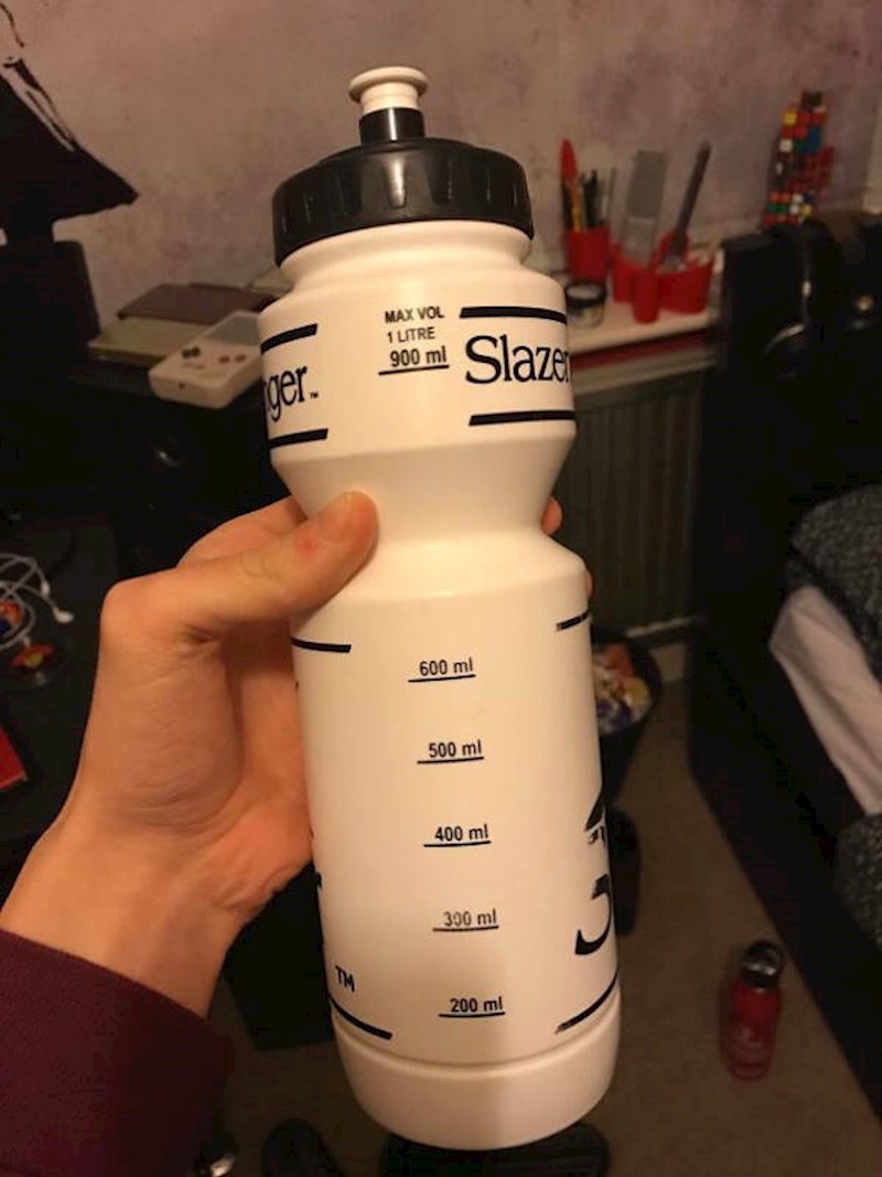 Boca s mjerama koja nije prozirna...