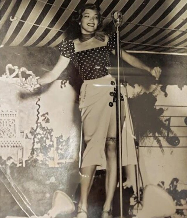 13. "Moja baka na jednom natjecanju u pjevanju 1940. godine, osvojila je drugo mjesto."