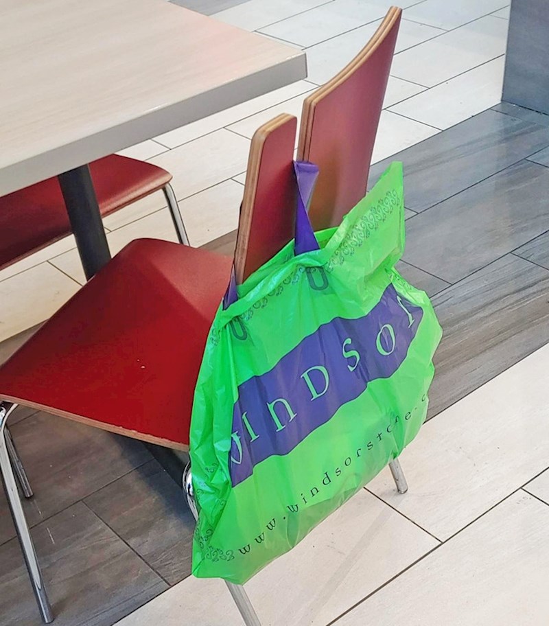 2. Udubina na stolcu za jednostavnije odlaganje i vješanje vrećica