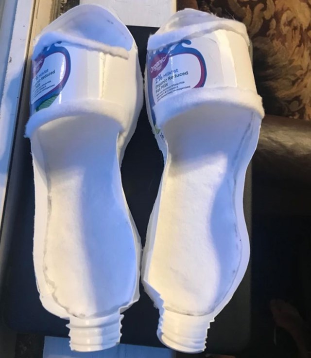 1. Netko je od plastičnog pakiranja mlijeka napravio "cipele".