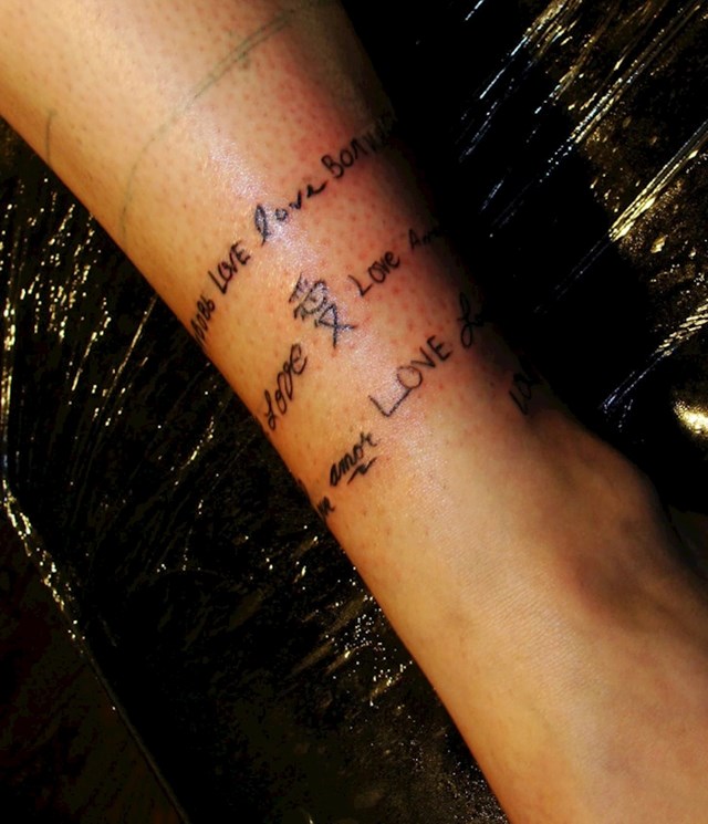 8. "Ovo definitivno nije najljepša tetovaža, ali je zato jako posebna. 38 puta imam tetoviranu riječ "ljubav" na 14 jezika, a sve u rukopisu prijatelja i obitelji"