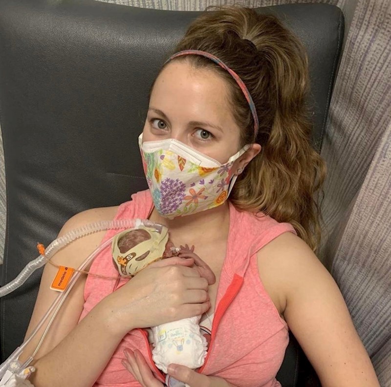 "Na ovoj fotografiji sam prvi put držala svog sina. Tako je malen, a opet tako snažan. Moje malo čudo"