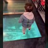 Dječak imao urnebesnu reakciju kad je shvatio da hoda po prozirnom staklu, video je viralni hit