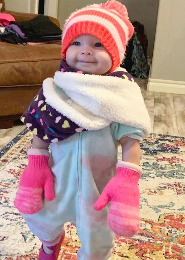 10. "Vani je jako hladno pa je moja starija kćer odlučila prikladno obući mlađu kćer, preslatka je!"