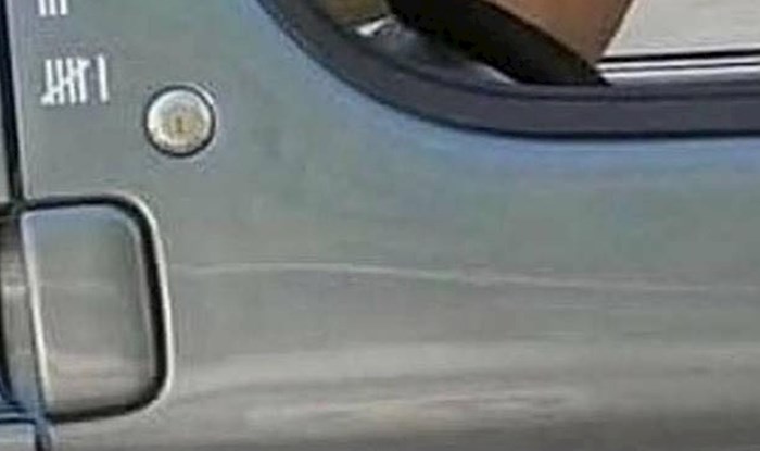 Fotku auta s bizarnim naljepnicama lajkale tisuće na FB-u, bit će vam jasno kad vidite što prikazuju