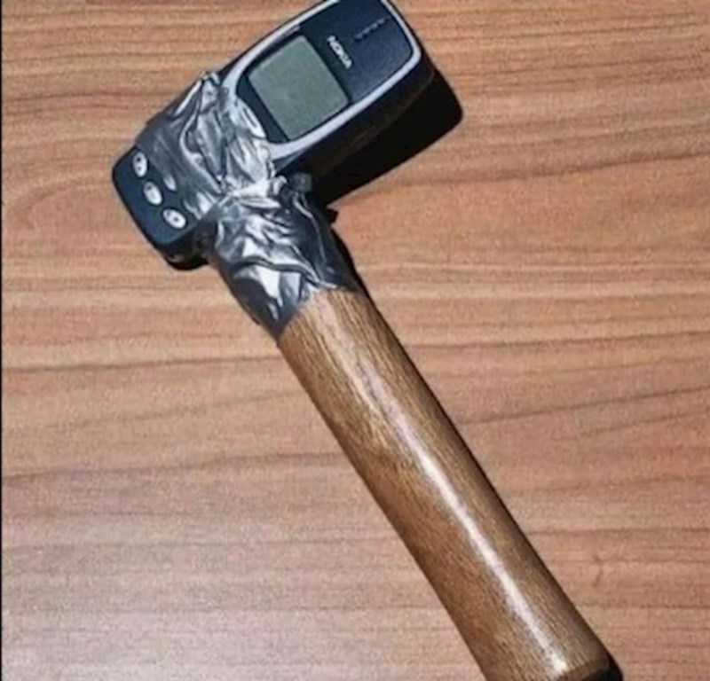 Neuništiva Nokia 3310 i u današnje vrijeme pametnih telefona ima svoju svrhu!💪🏼