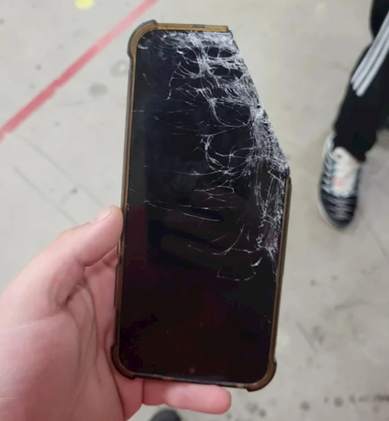 "Kolega se prije nekoliko dana pohvalio s novim mobitelom samo da bi ga jučer zaboravio i stavio točno ispod jednog stroja i prerezao"