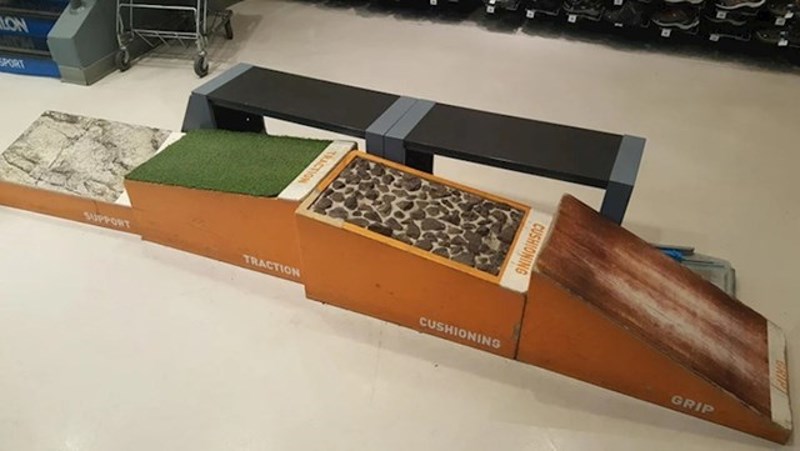 Trgovine u Kuvajtu imaju ploče s različitim podlogama na kojima kupci mogu isprobati obuću.