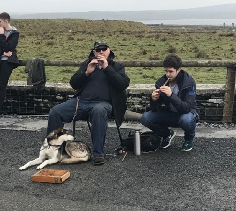 "Stariji muškarac je svirao frulu, a onda mu se odlučio pridružiti ovaj dečko. Predivno su svirali i svi smo ih pozorno slušali."