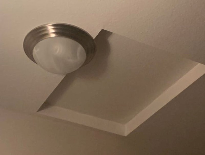 1. Netko je ovako postavio svjetlo, a ne u predviđenu udubinu u stropu...