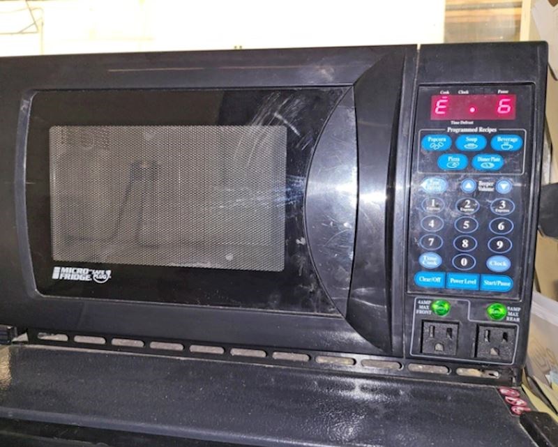 3. Na ovu mikrovalnu pećnicu se mogu uključiti drugi uređaji