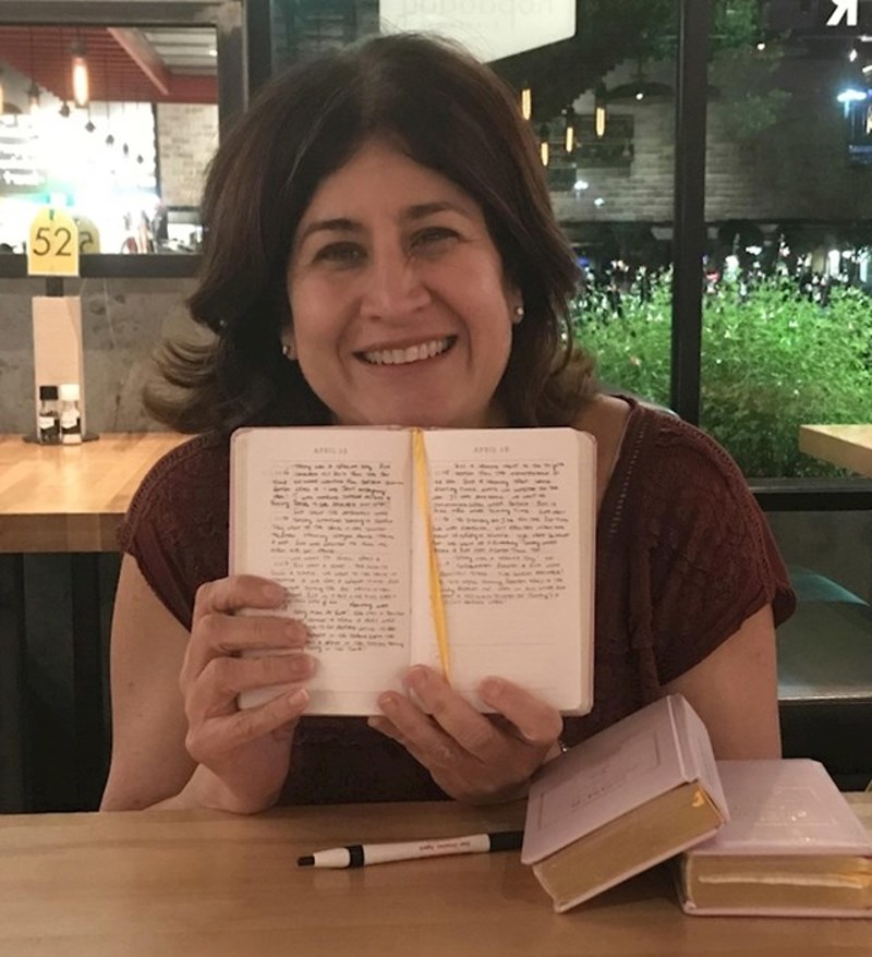 "Pitao sam ovu ženu što piše. Ispada da ima 3 kćeri i svakoj od njih dnevno napiše 5 redova. Dnevnik će im biti jedan od poklona za vjenčanje. Ovo je divna mama!"