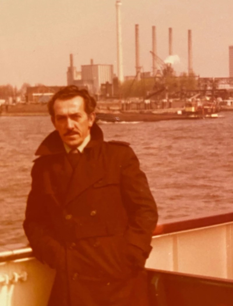 14. "Moj djed na slici snimljenoj nekad oko 1970. godine. Izgleda kao detektiv u romanima Agathe Christie."