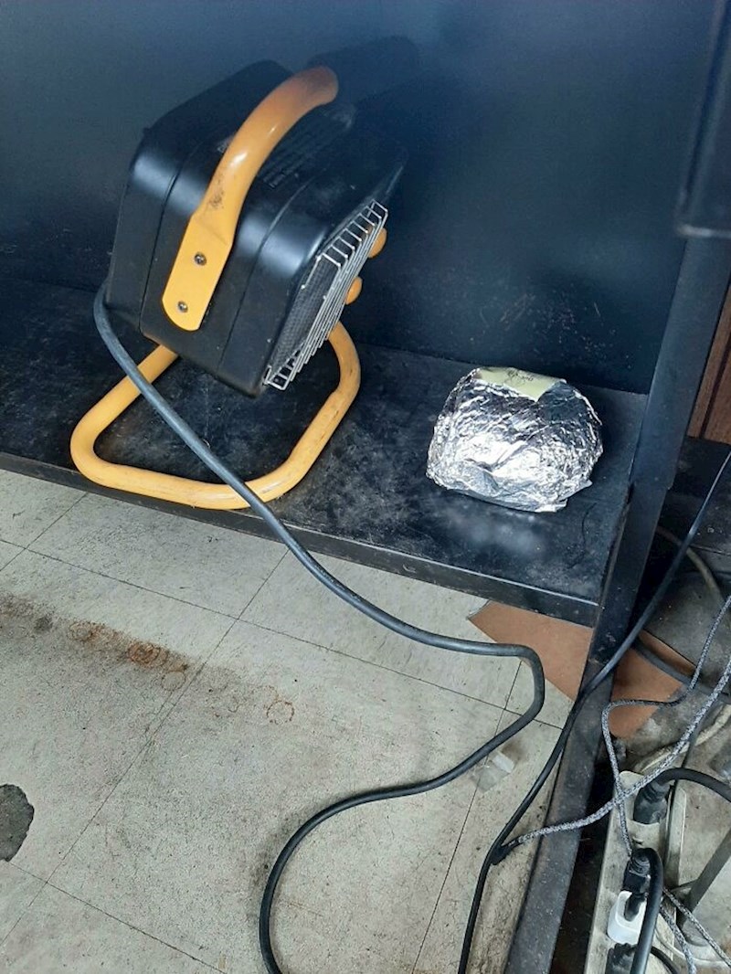 14. Nisu imali mikrovalnu pa su hranu zagrijali prijenosnim grijačem