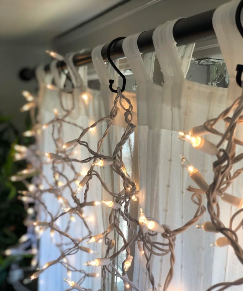 7. "Ako na zavjese želite staviti lampice, iskoristite kukice za zavjesu u tušu. Vrlo je jednostavno, a jako učinkovito!"