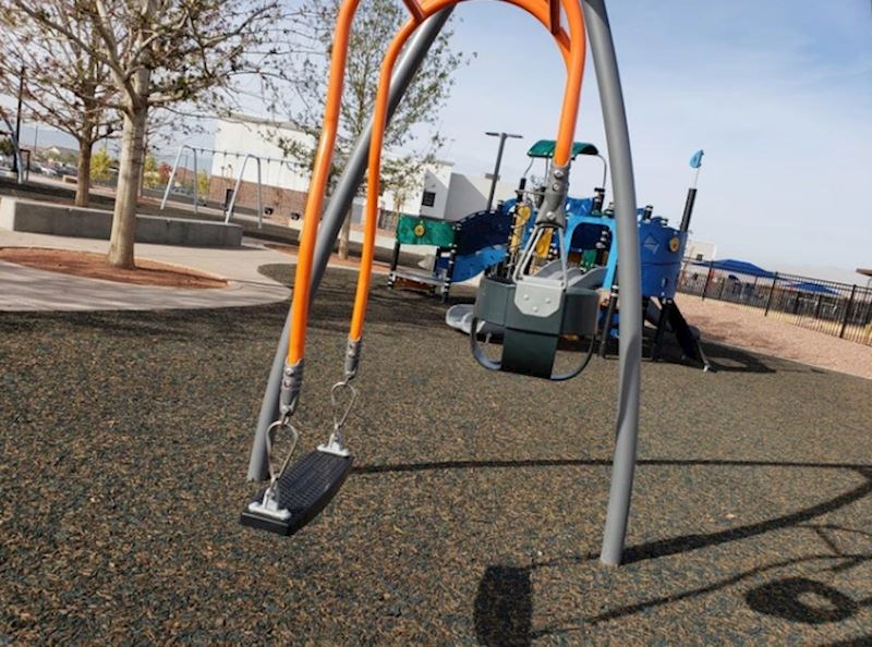 8. Na ovoj ljuljačci se u isto vrijeme mogu ljuljati odrasli i djeca