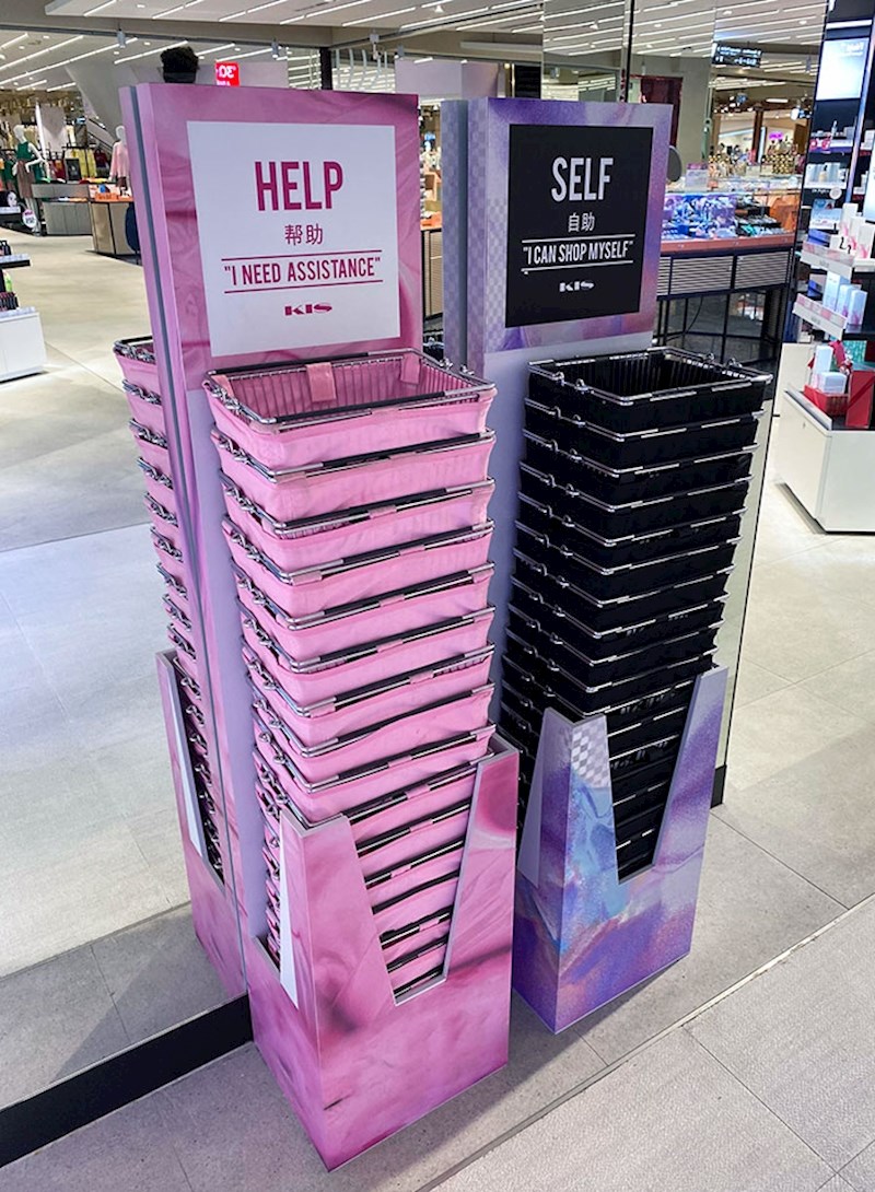 10. Košare u različitim bojama za one koji žele pomoć u kupovini i one koji ne žele pomoć