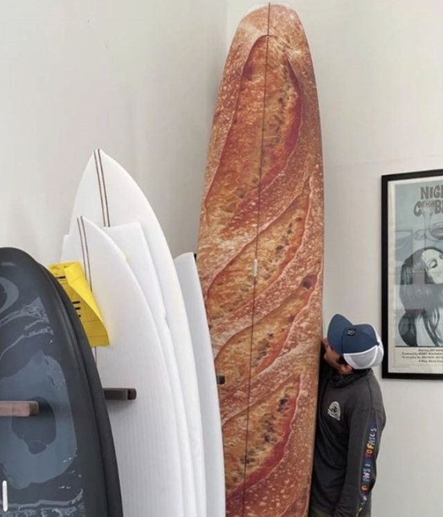 Ne, ovo nije veliki baguette već daska za surfanje.