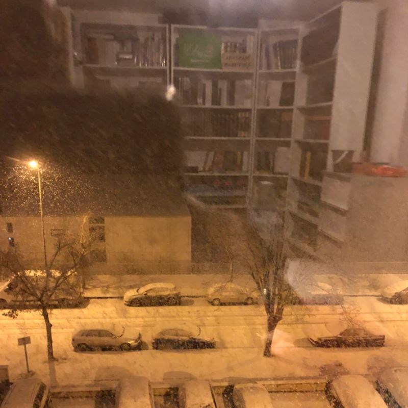 6. Odraz izgleda kao ogromna knjižnica