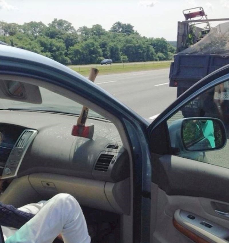 2. "Ovo mi je zamalo završilo u glavi."