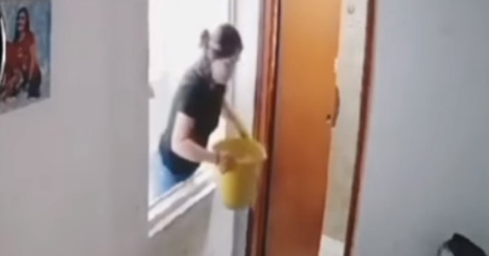 Žena je spuštala kantu s vodom i dogodilo se nešto što definitivno nije očekvala, video je hit!