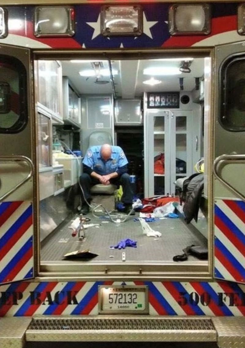 2. Djelatnik hitne pomoći nakon duge i teške smjene.