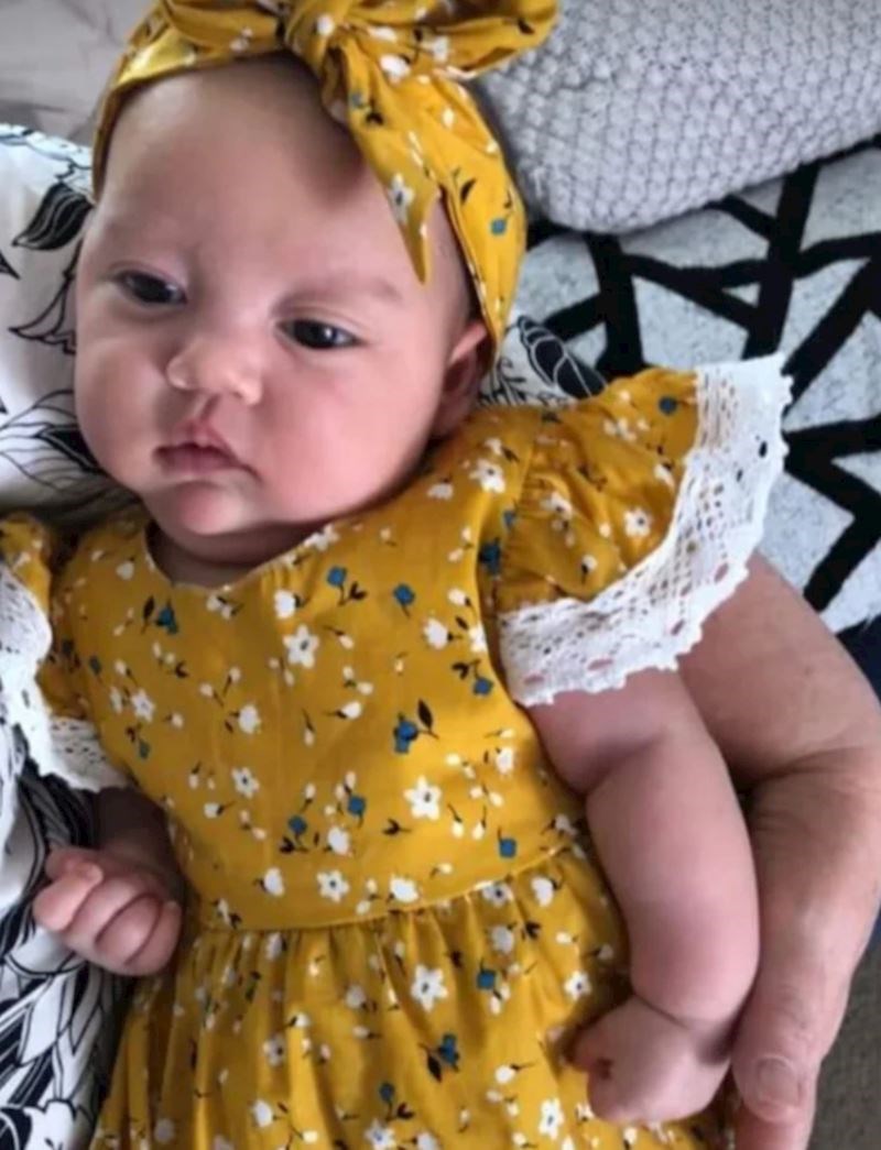 "Moja beba izgleda kao da ima ruku body buildera"