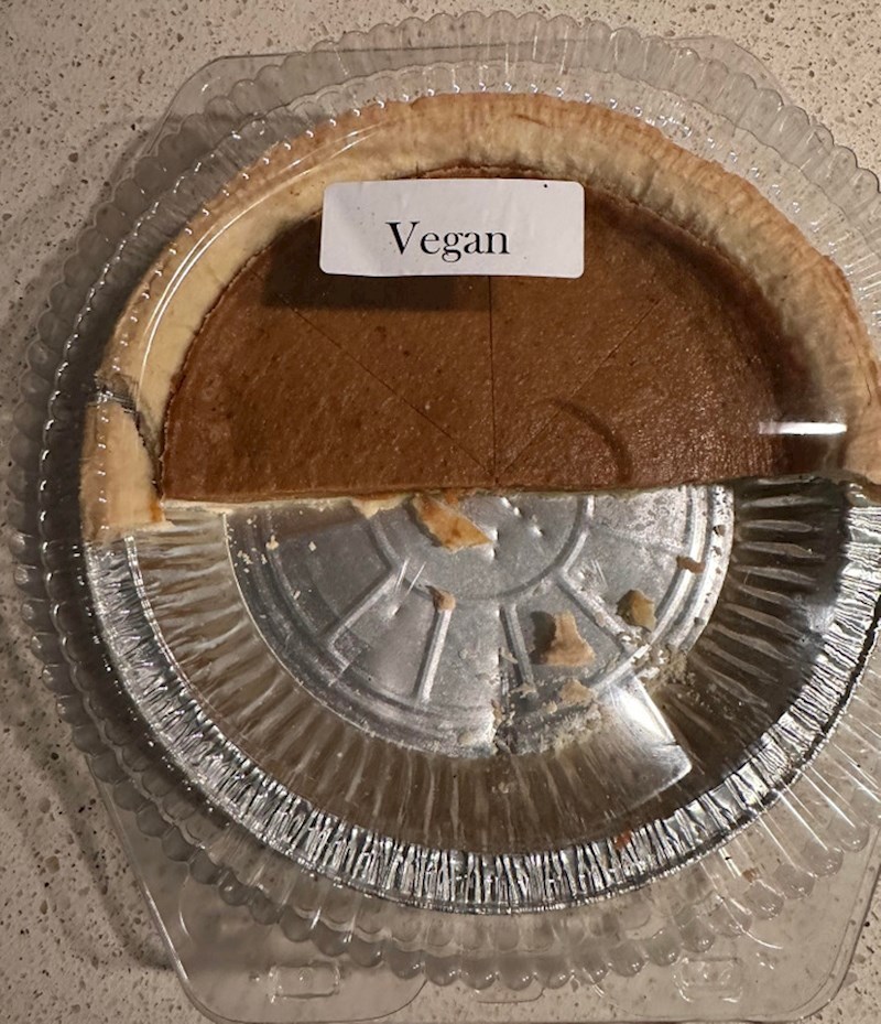 2. "Na tortu sam stavila naljepnicu da je veganska kako je klinci ne bi pojeli jer nemaju mjeru. Nisu ni pokušali jesti jer misle da nije ukusna, srećom pa suprug i ja sad možemo u miru uživati u desertu"