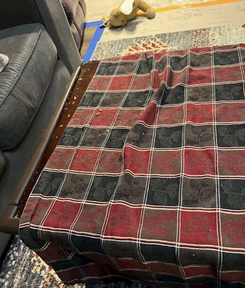 17. "Nikad, ali nikad ne počisti stol za sobom nakon jela. Sve ostavi puno mrvica..."