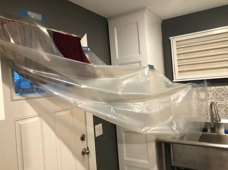 Kiša je padala unutra kroz otvor u vratima pa su našli rješenje kako da nigdje ne bude mokro