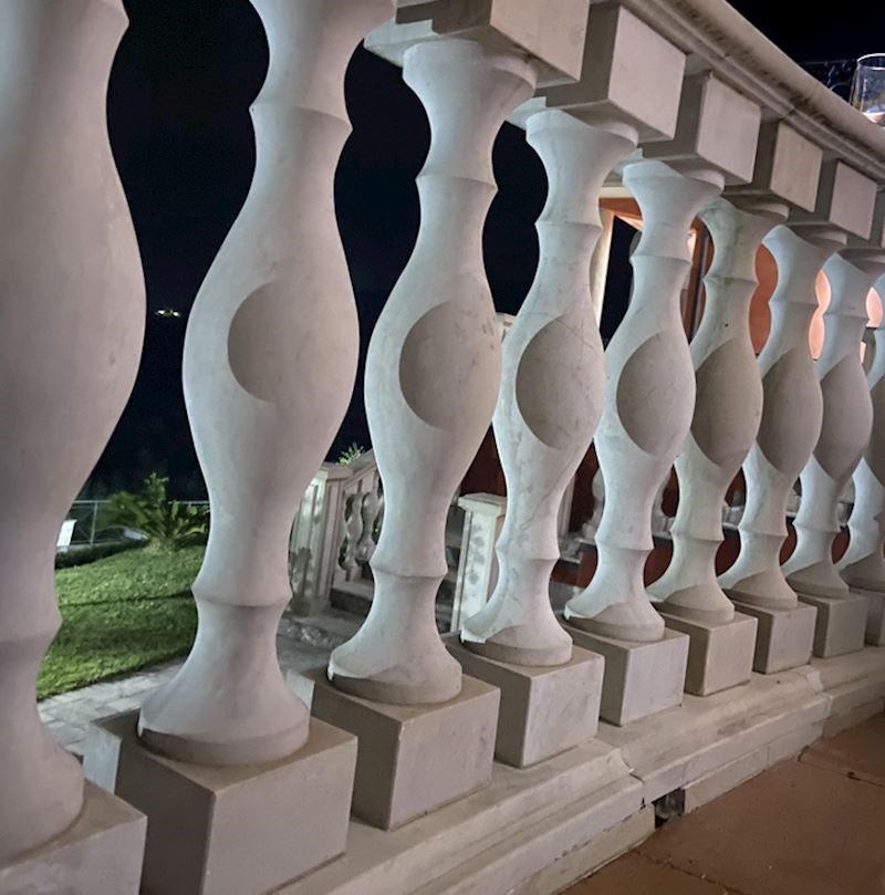 12. Stupovi zbog kuta slikanja i sjene izgledaju šuplje...