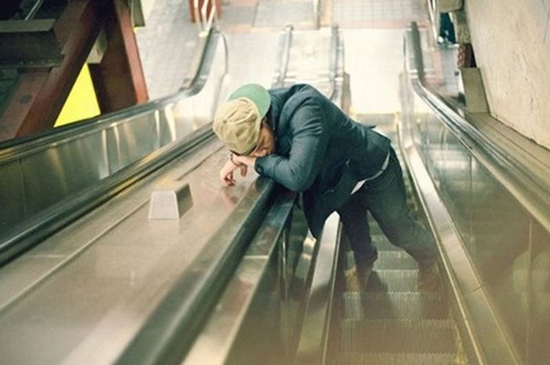 Ljudi koji su podijelili fotografiju napisali su da su ga probudili prije završetka stepenica.