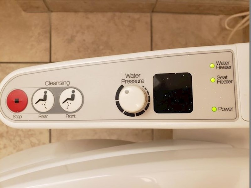 18. Wc školjka s funkcijom grijanja daske prije i tijekom sjedenja