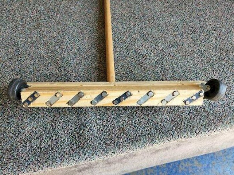 4. Napravili su magnetsku metlu da bi mogli pokupiti sav metal s parkirališta