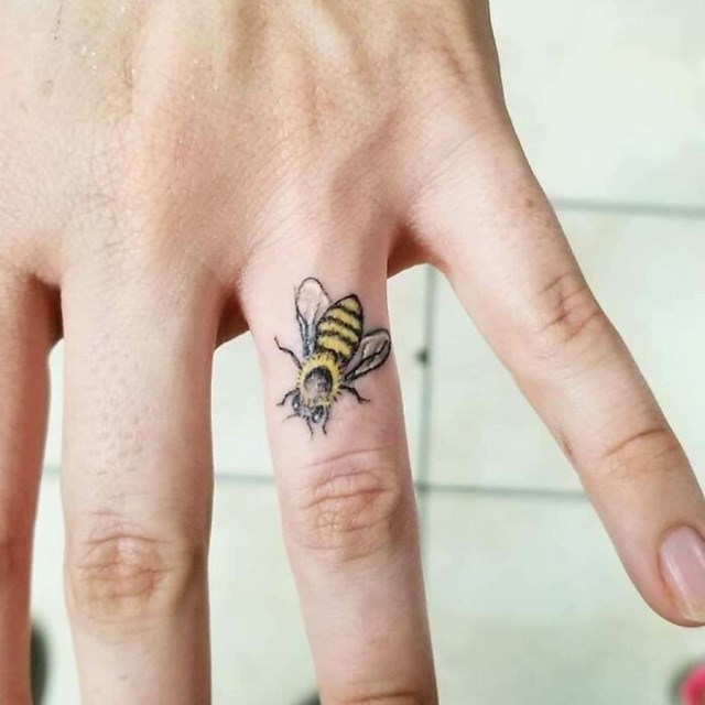 17. Jedan bračni par pčelara je napravio istu tetovažu s, naravno, motivom pčele!