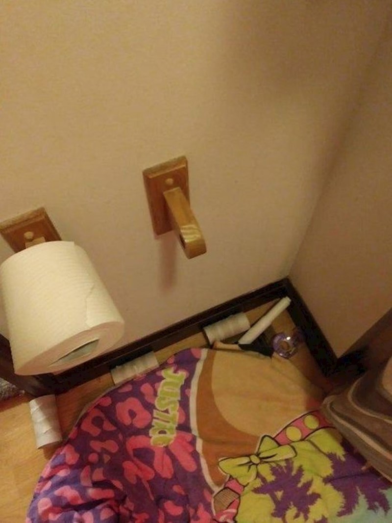 10. Osim što su ostavili nekoliko potrošenih roli papira na podu, još su bili lijeni staviti novu rolu kako treba...