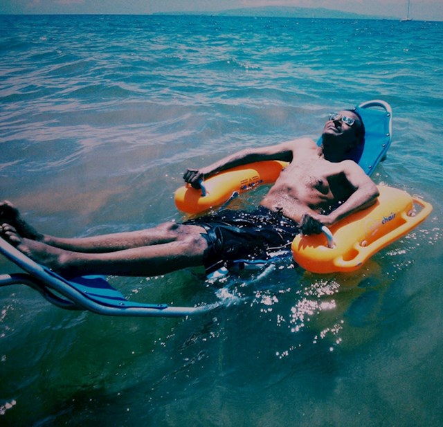 10. "Moj tata se prvi put kupa u oceanu nakon što je prije 10 godina ostao paraliziran. Nisam mogla ne plakati dok sam gledala kako uživa"