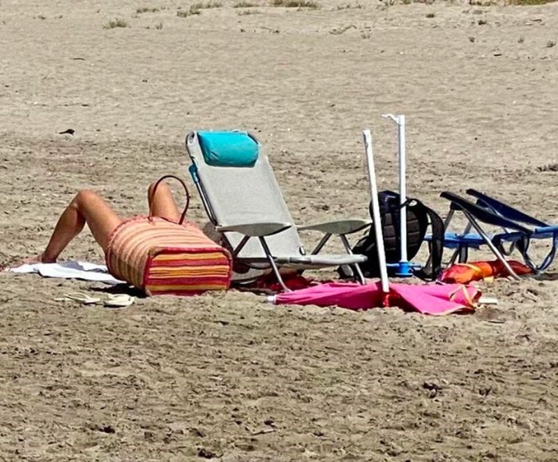 10. Malo je provirila iz torbe. 😅