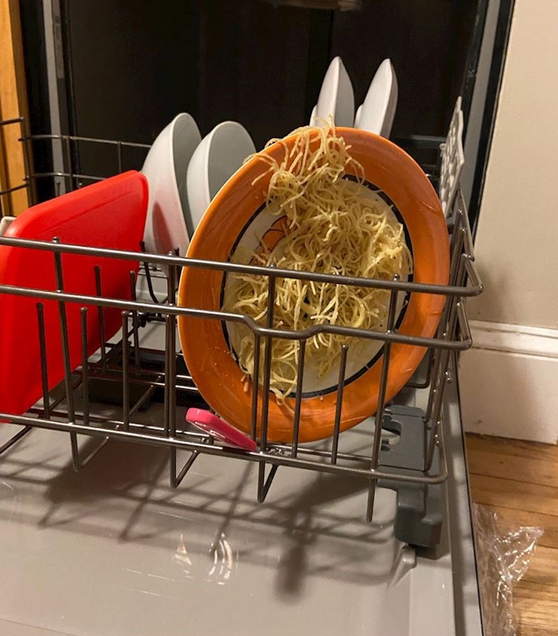 1. "Moja kćer je bila jako ponosna što je pospremila za sobom. Rekla je da je čak stavila tanjur u perilicu, nisam joj imala srca reći da nije dobro napravila..."