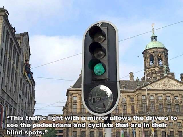 1. Semafor ima dodatno ogledalo kako bi vozači mogli vidjeti pješake i bicikliste u mrtvom kutu
