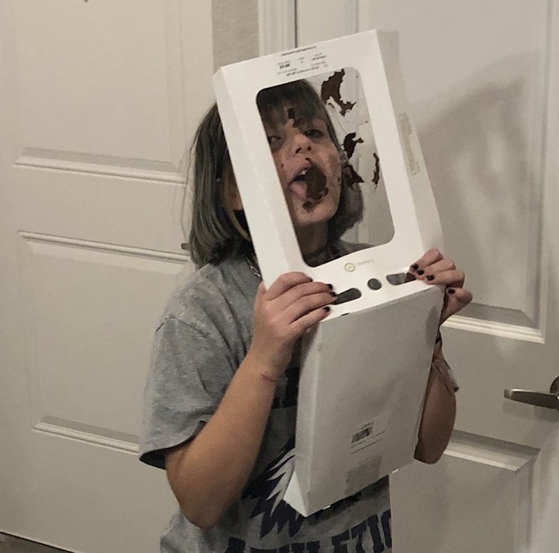 14. "Kupila sam šest krafni i ona je pojela dvije. Kad je ostala zadnja pitala je može li i tu pojesti na što sam rekla ne. Onda je uzela kutiju i počela lizati poklopac"