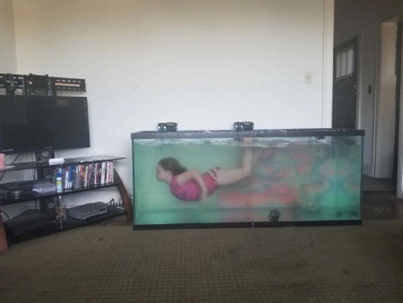 1. "Sestra moje prijateljice je prečudna. Danas kad smo došle kod njih doma pronašle smo je da pliva u akvariju."