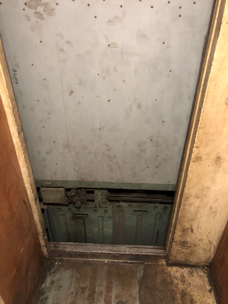 5. "Ja sam zapeo u liftu, a kakav je vama dan?"