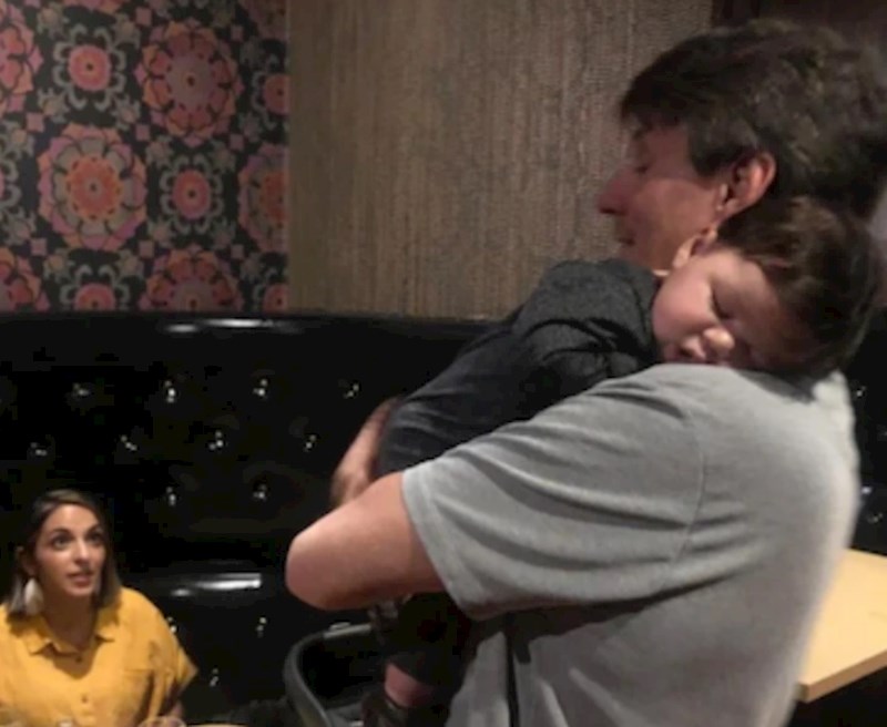 "Išli smo s bebom u restoran i nikako je nismo mogli smiriti. Do nas je sjedio predivan par koji nam je odlučio pomoći. Muškarac je uzeo bebu sve dok nije zaspala"