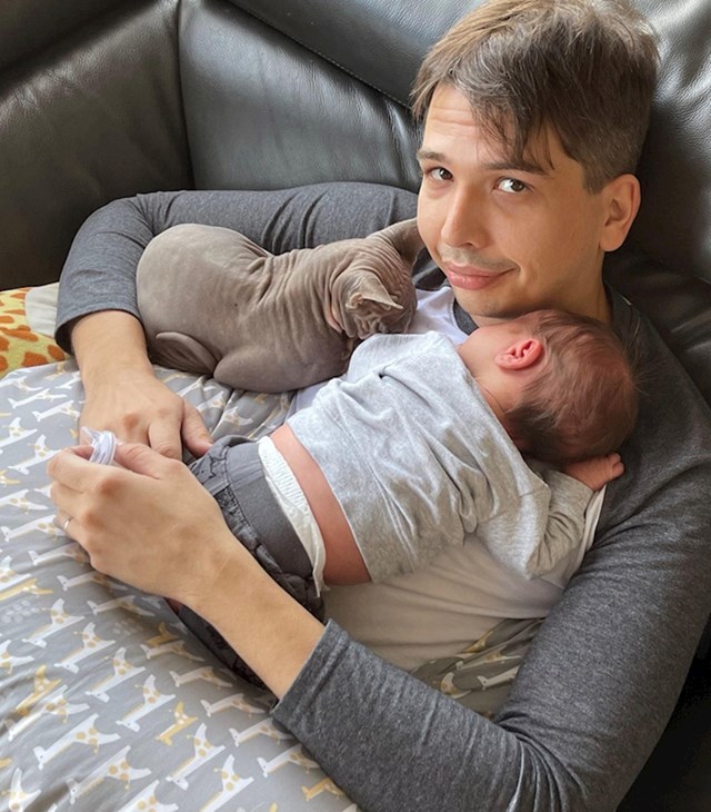 12. "Očito je na meni jako udobno spavati, barem tako misle ovi slatkiši"