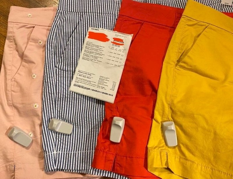 9. "Preko interneta sam naručila ove hlače i sve su došle sa zaštitom koju ja nikako ne mogu skinuti!"