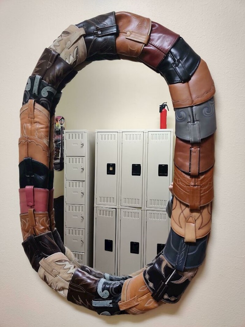 16. Netko je napravio okvir za ogledalo od starih kožnih čizmi 😃
