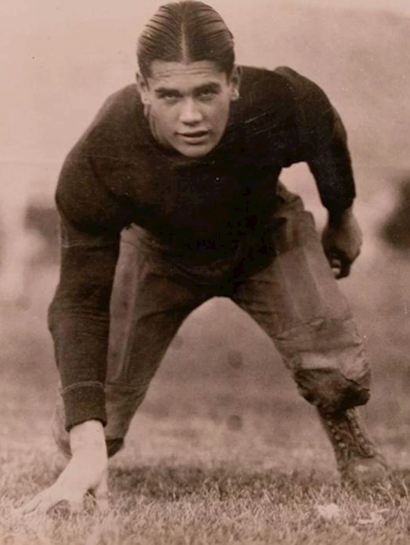 9. "Fotografija mog pradjeda snimljena 1916. godine, tada je u srednjoj školi igrao nogomet."