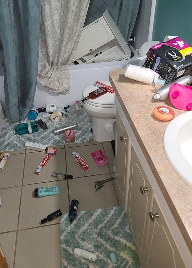 8. "Oko pet ujutro me probudila užasna buka. Nisam bila sigurna je li buka negdje u mom stanu ili vani pa sam nastavila spavati. Onda sam ujutro ušla u kupaonicu..."