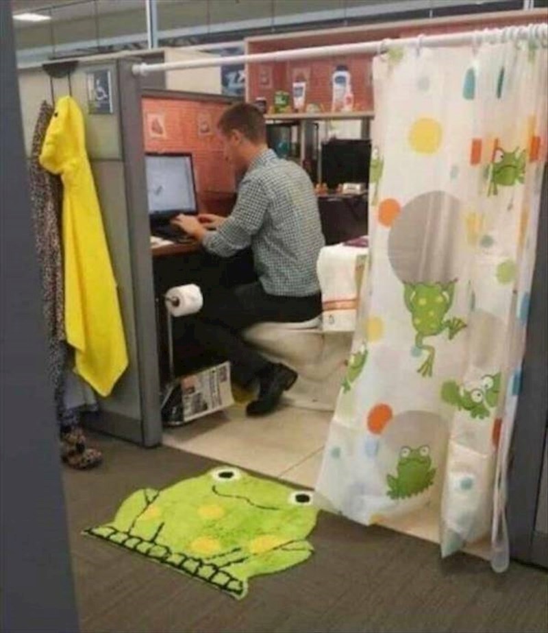 7. "Ovako su mi kolege "uredili" ured. Imao sam previše posla da vratim stvari na mjesto pa sam jednostavno ovako radio"